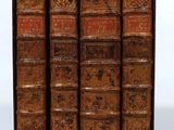 une vieille bibliothèque remplie de nombreux livres, posée sur une table