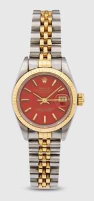 un gros plan d'une montre-bracelet au cadran rouge