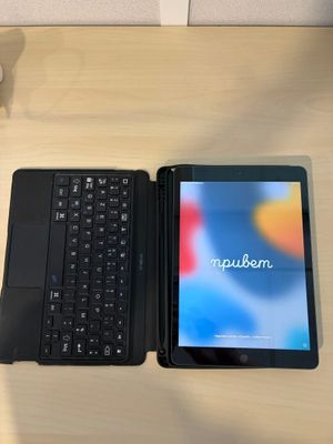 une tablette et un ordinateur portable posés côte à côte sur un bureau