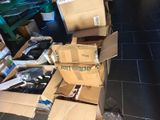une pile de boîtes posées sur le sol d'une pièce