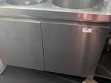 un évier en acier inoxydable et un lave-vaisselle dans une cuisine