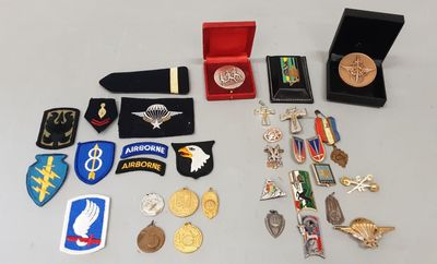 beaucoup d'insignes militaires et d'autres objets sur la table