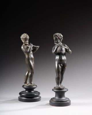 paire de figurines en bronze d'un garçon et d'une fille