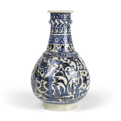 vase bleu et blanc orné d'un motif floral sur fond blanc