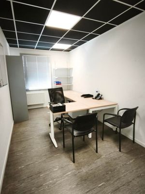 1 lot de mobilier de Bureaux comprenant : Dans 1 pièce 1 Bur…