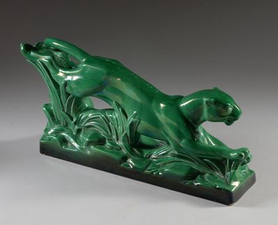 sculpture en marbre vert représentant un chien et un chat, posée sur un socle vert