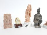 un groupe de petites figurines posées sur une surface blanche