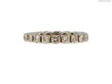 gros plan d'une bague en diamant sur fond blanc