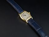 gros plan d'une montre-bracelet sur une surface noire