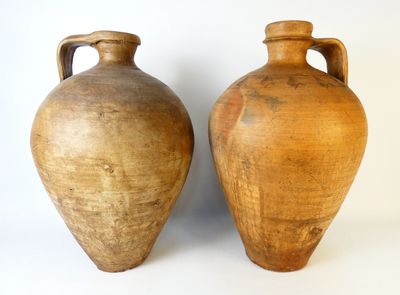 Deux cruches en terre cuite. H: 45 cm.