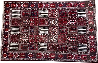 un tapis rouge et noir sur fond blanc