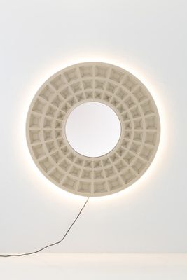 une lumière allumée au milieu d'une pièce