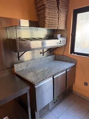 une photo d'une cuisine avec une cuisinière et un plan de travail