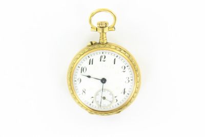 montre de poche posée sur une surface blanche, sur fond blanc