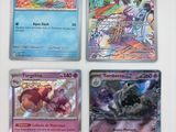 quatre cartes Pokémon différentes posées sur une table avec un fond blanc