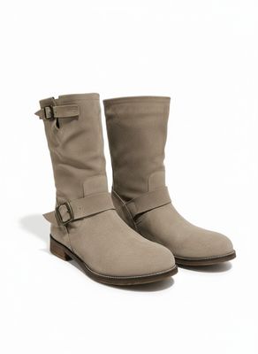 une photo d'une paire de bottes munies de boucles