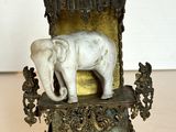 une statue d'éléphant posée sur une table