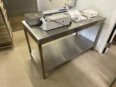 une table sur laquelle se trouve un appareil, dans une cuisine