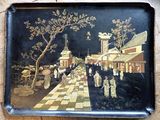un plateau orné d'une peinture, posé sur une table