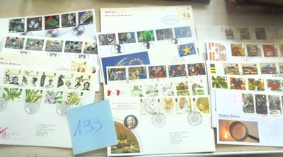 de nombreux timbres différents posés sur la table, avec des images dessus