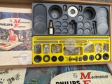 une boîte contenant un tas d'outils
