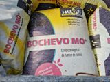 une pile de sacs de nourriture posée par terre