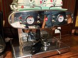 une machine à café posée sur une table en bois