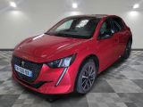 une voiture rouge garée dans un garage au sol en damier