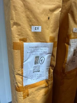 deux sacs de provisions posés par terre l'un à côté de l'autre