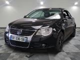la photo d'une voiture noire garée dans un garage