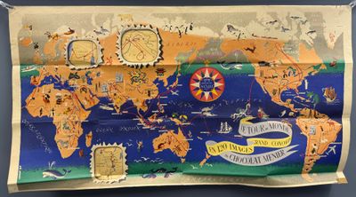 une carte du monde accrochée au mur