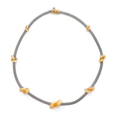 un collier gris et doré avec des perles dorées sur fond blanc