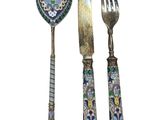 trois fourchettes, une cuillère et un couteau sur fond blanc