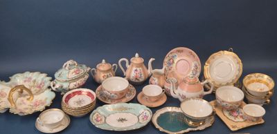 de nombreux types de plats et de bols en porcelaine sur la table