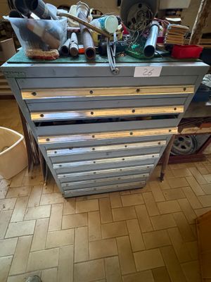 un grand établi en métal sur lequel sont posés de nombreux outils