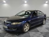 la photo d'une voiture bleue garée dans un garage