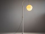 un lampadaire blanc surmonté d'une ampoule