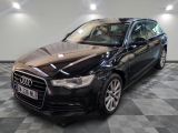 une image d'une voiture audi noire dans une salle d'exposition