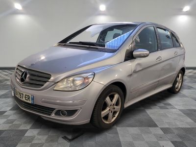 une photo d'une mercedes classe b argentée garée sur un sol en damier