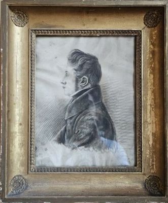 une vieille photo d'un homme en costume-cravate dans un cadre doré