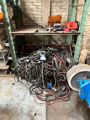 un tas de fils et d'autres équipements électriques dans une pièce