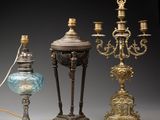 Plusieurs types de lampes anciennes sont exposés sur une table