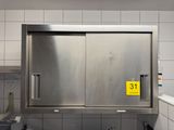une grande porte en acier inoxydable dans une cuisine professionnelle