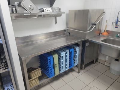 une cuisine en acier inoxydable avec un évier et un lave-vaisselle