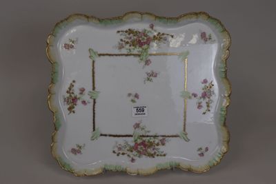 une assiette blanche décorée de fleurs roses et vertes