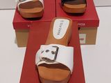 trois paires de sandales pour femme, blanches et marron, dans une boîte rouge