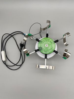 une horloge à laquelle sont raccordés tout un tas de fils
