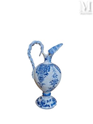 un vase bleu et blanc avec un oiseau dessus