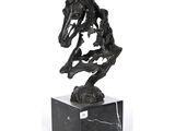 statue d'un cheval sur un socle en marbre, sur fond blanc