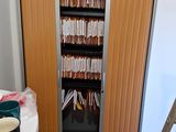 une armoire qui contient beaucoup de dossiers